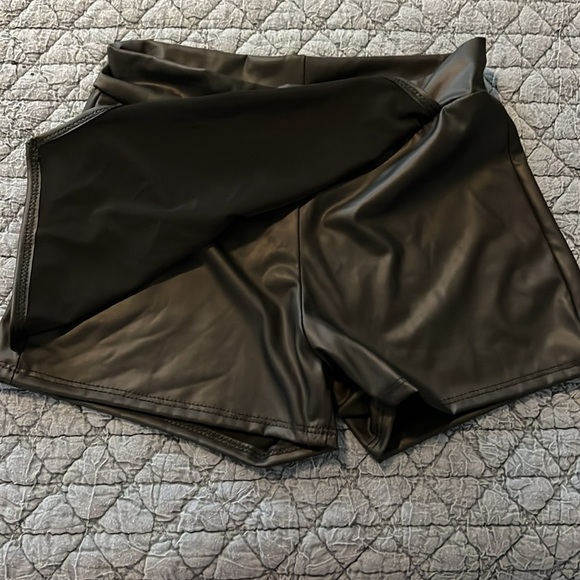 cheryl kids faux leather skort black size medium - Picture 4 of 4